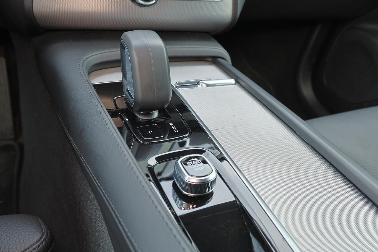 Volvo XC90 T8 Recharge AWD Plus Dark - IntelliSafe Assist & Surround - 360º Camera - Harman/Kardon audio - Adaptieve LED koplampen - Verwarmde voorstoelen, stuur & achterbank - Parkeersensoren voor & achter - Elektr. bedienb. voorstoelen met geheugen - Draadloze tel