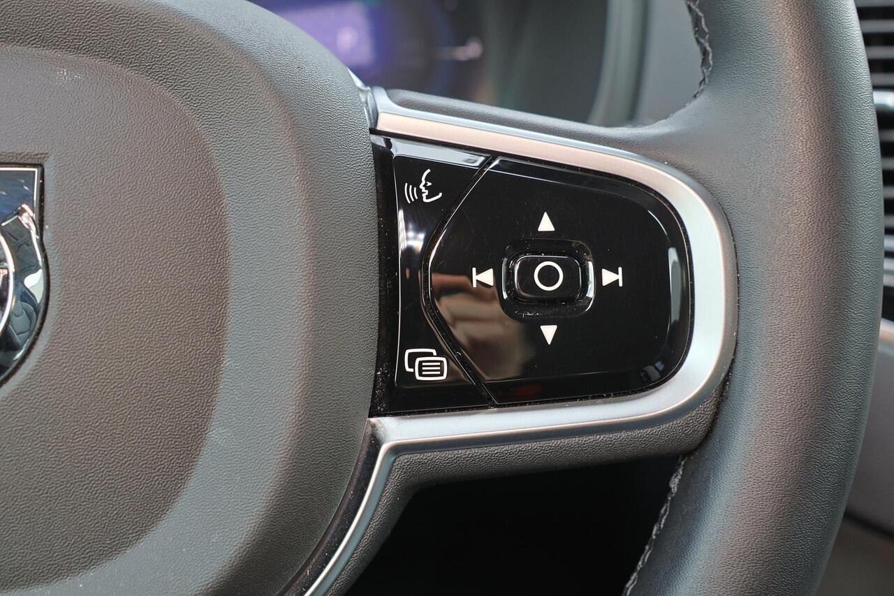 Volvo XC90 T8 Recharge AWD Plus Dark - IntelliSafe Assist & Surround - 360º Camera - Harman/Kardon audio - Adaptieve LED koplampen - Verwarmde voorstoelen, stuur & achterbank - Parkeersensoren voor & achter - Elektr. bedienb. voorstoelen met geheugen - Draadloze tel
