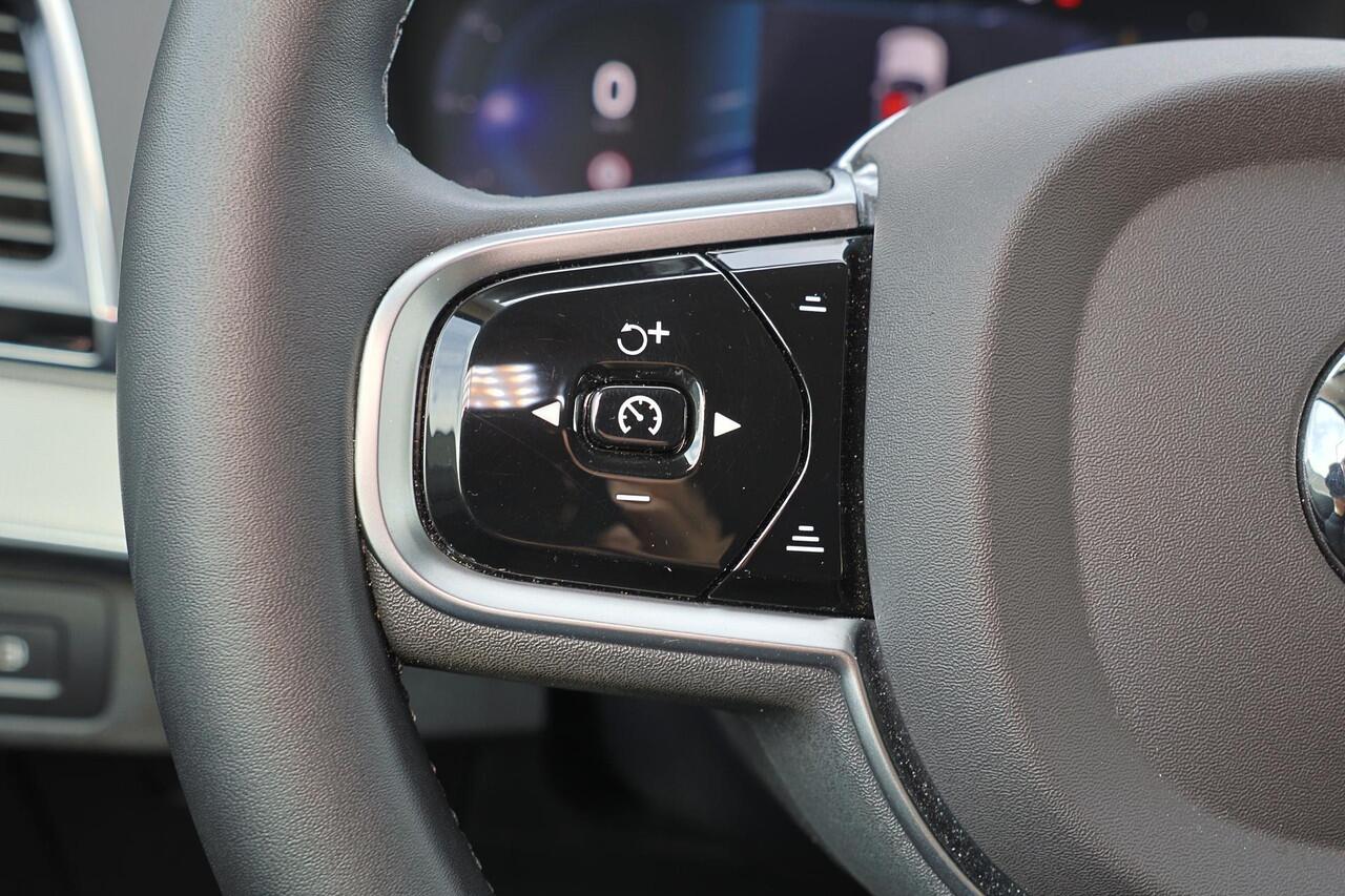 Volvo XC90 T8 Recharge AWD Plus Dark - IntelliSafe Assist & Surround - 360º Camera - Harman/Kardon audio - Adaptieve LED koplampen - Verwarmde voorstoelen, stuur & achterbank - Parkeersensoren voor & achter - Elektr. bedienb. voorstoelen met geheugen - Draadloze tel