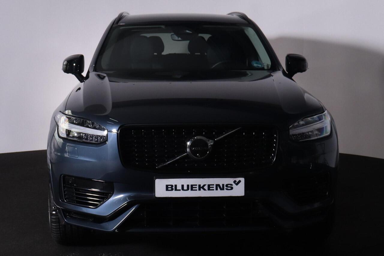 Volvo XC90 T8 Recharge AWD Plus Dark - IntelliSafe Assist & Surround - 360º Camera - Harman/Kardon audio - Adaptieve LED koplampen - Verwarmde voorstoelen, stuur & achterbank - Parkeersensoren voor & achter - Elektr. bedienb. voorstoelen met geheugen - Draadloze tel