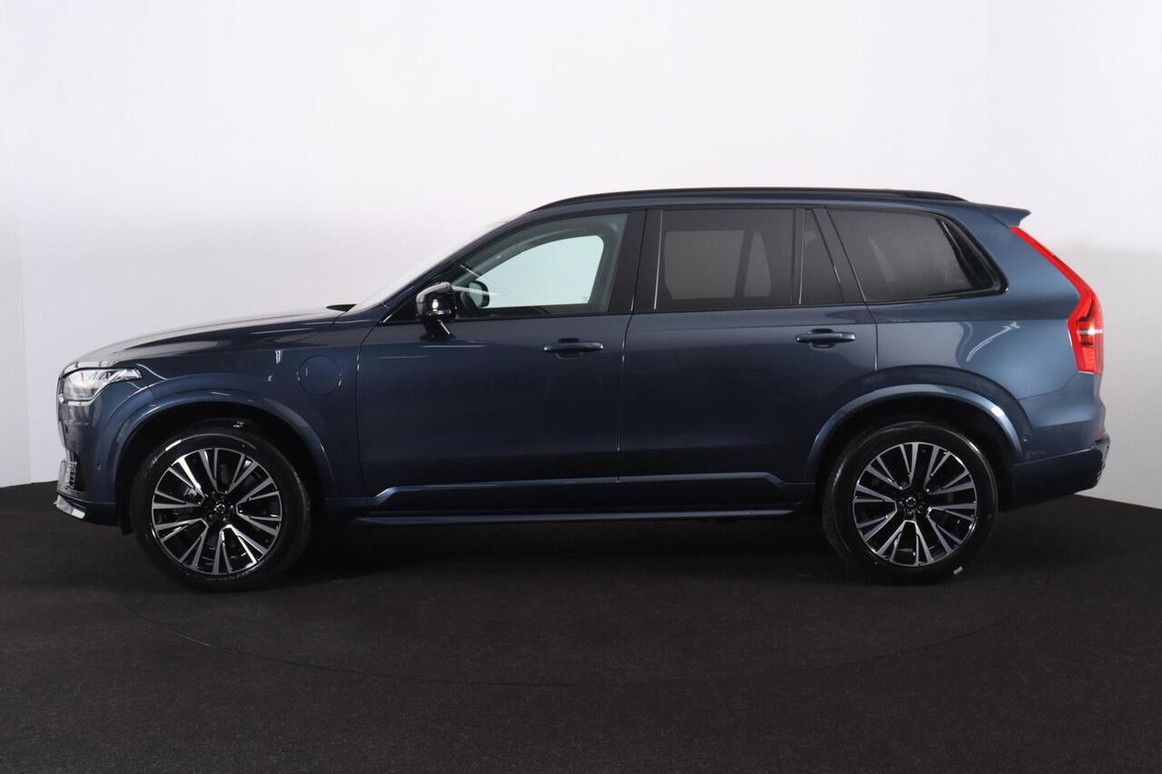 Volvo XC90 T8 Recharge AWD Plus Dark - IntelliSafe Assist & Surround - 360º Camera - Harman/Kardon audio - Adaptieve LED koplampen - Verwarmde voorstoelen, stuur & achterbank - Parkeersensoren voor & achter - Elektr. bedienb. voorstoelen met geheugen - Draadloze tel
