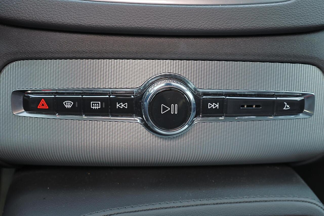 Volvo XC90 T8 Recharge AWD Plus Dark - IntelliSafe Assist & Surround - 360º Camera - Harman/Kardon audio - Adaptieve LED koplampen - Verwarmde voorstoelen, stuur & achterbank - Parkeersensoren voor & achter - Elektr. bedienb. voorstoelen met geheugen - Draadloze tel