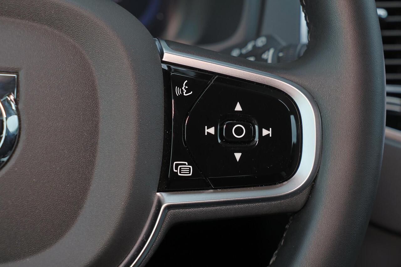 Volvo XC90 T8 Recharge AWD Plus Dark - IntelliSafe Assist & Surround - Harman/Kardon audio - Adaptieve LED koplampen - Parkeercamera achter - Verwarmde voorstoelen, stuur & achterbank - Parkeersensoren voor & achter - Elektr. bedienb. voorstoelen met geheugen - Draa