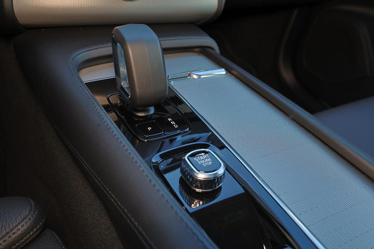 Volvo XC90 T8 Recharge AWD Ultimate Dark - Luchtvering - Panorama/schuifdak - IntelliSafe Assist & Surround - 360º Camera - Bowers & Wilkins audio - Adaptieve LED koplampen - Verwarmde voorstoelen, stuur & achterbank - Parkeersensoren voor & achter - Elektr. bedienb