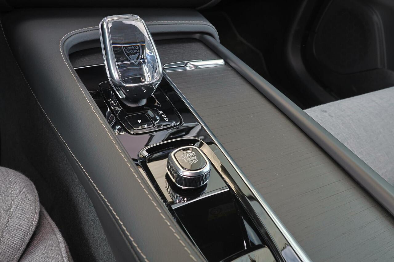 Volvo XC90 T8 Recharge AWD Plus Dark - Luchtvering - Panorama/schuifdak - IntelliSafe Assist & Surround - 360º Camera - Harman/Kardon audio - Adaptieve LED koplampen - Verwarmde voorstoelen, stuur & achterbank - Parkeersensoren voor & achter - Elektr. bedienb. voors