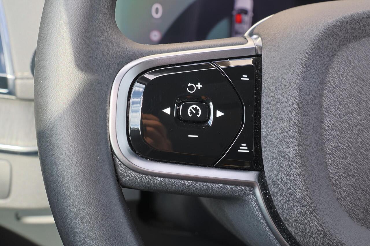 Volvo XC90 T8 Recharge AWD Plus Dark - Luchtvering - Panorama/schuifdak - IntelliSafe Assist & Surround - 360º Camera - Harman/Kardon audio - Adaptieve LED koplampen - Verwarmde voorstoelen, stuur & achterbank - Parkeersensoren voor & achter - Elektr. bedienb. voors