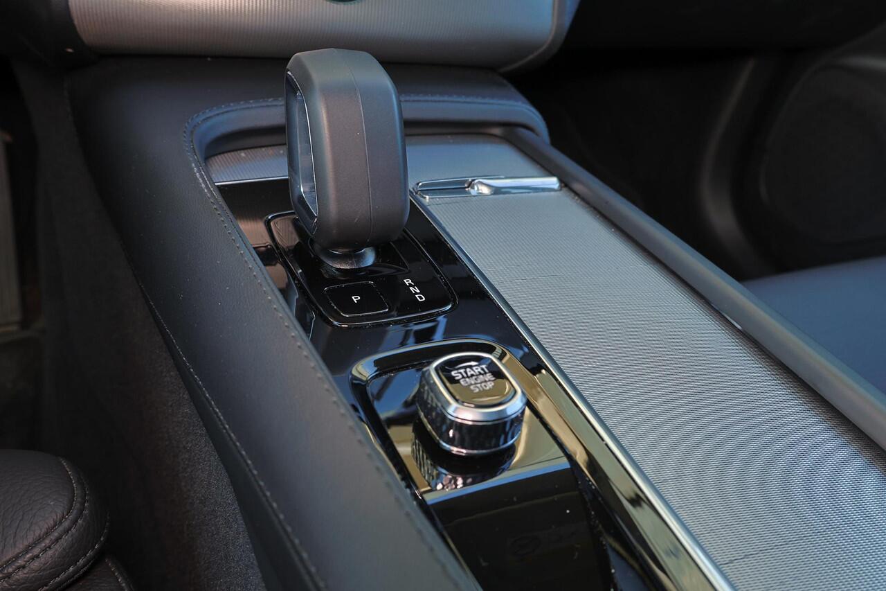 Volvo XC90 T8 Recharge AWD Ultimate Bright - Panorama/schuifdak - IntelliSafe Assist & Surround - Parkeercamera achter - Verwarmde voorstoelen, stuur & achterbank - Parkeersensoren voor & achter - Elektr. bedienb. voorstoelen met geheugen - Draadloze tel. lader - 20