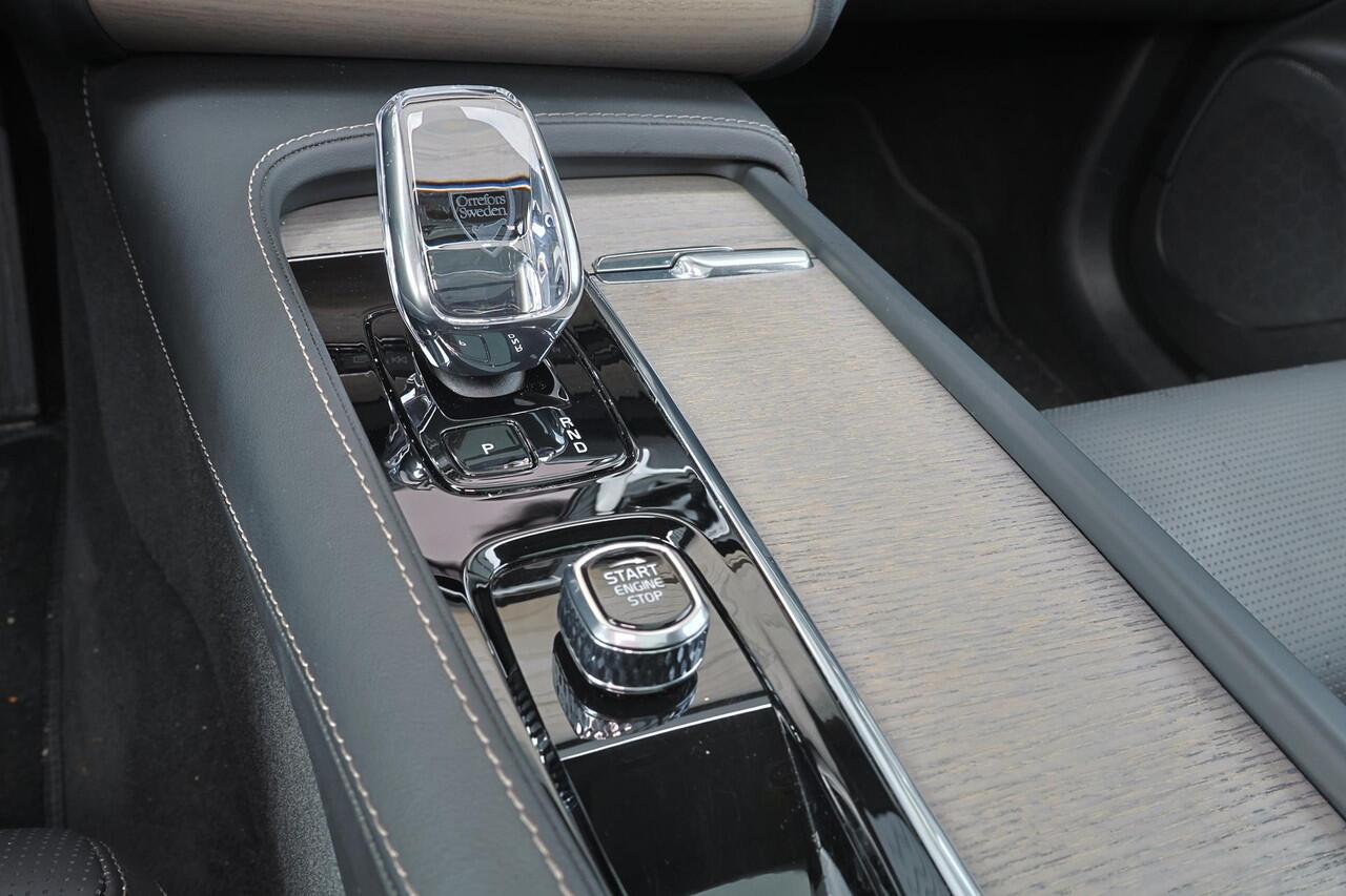 Volvo XC90 T8 Recharge AWD Ultimate Dark - Panorama/schuifdak - IntelliSafe Assist & Surround - 360º Camera - Bowers & Wilkins audio - Adaptieve LED koplampen - Verwarmde voorstoelen, stuur & achterbank - Parkeersensoren voor & achter - Elektr. bedienb. voorstoelen 