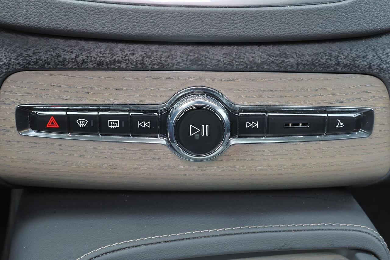 Volvo XC90 T8 Recharge AWD Ultimate Dark - Panorama/schuifdak - IntelliSafe Assist & Surround - 360º Camera - Bowers & Wilkins audio - Adaptieve LED koplampen - Verwarmde voorstoelen, stuur & achterbank - Parkeersensoren voor & achter - Elektr. bedienb. voorstoelen 