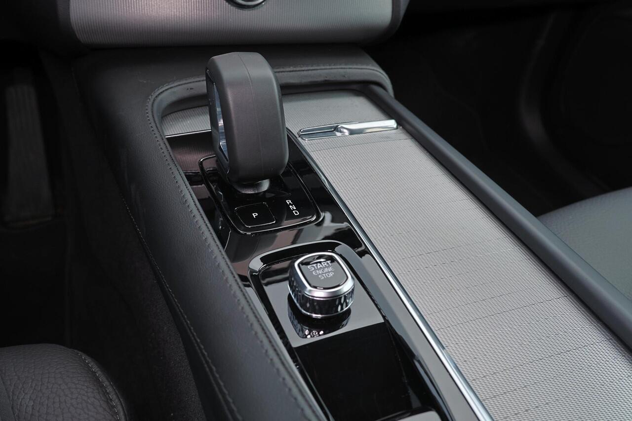 Volvo XC90 T8 Recharge AWD Core Bright - IntelliSafe Assist & Surround - Harman/Kardon audio - Adaptieve LED koplampen - Parkeercamera achter - Verwarmde voorstoelen, stuur & achterbank - Parkeersensoren voor & achter - Draadloze tel. lader - Extra getint glas - 20'