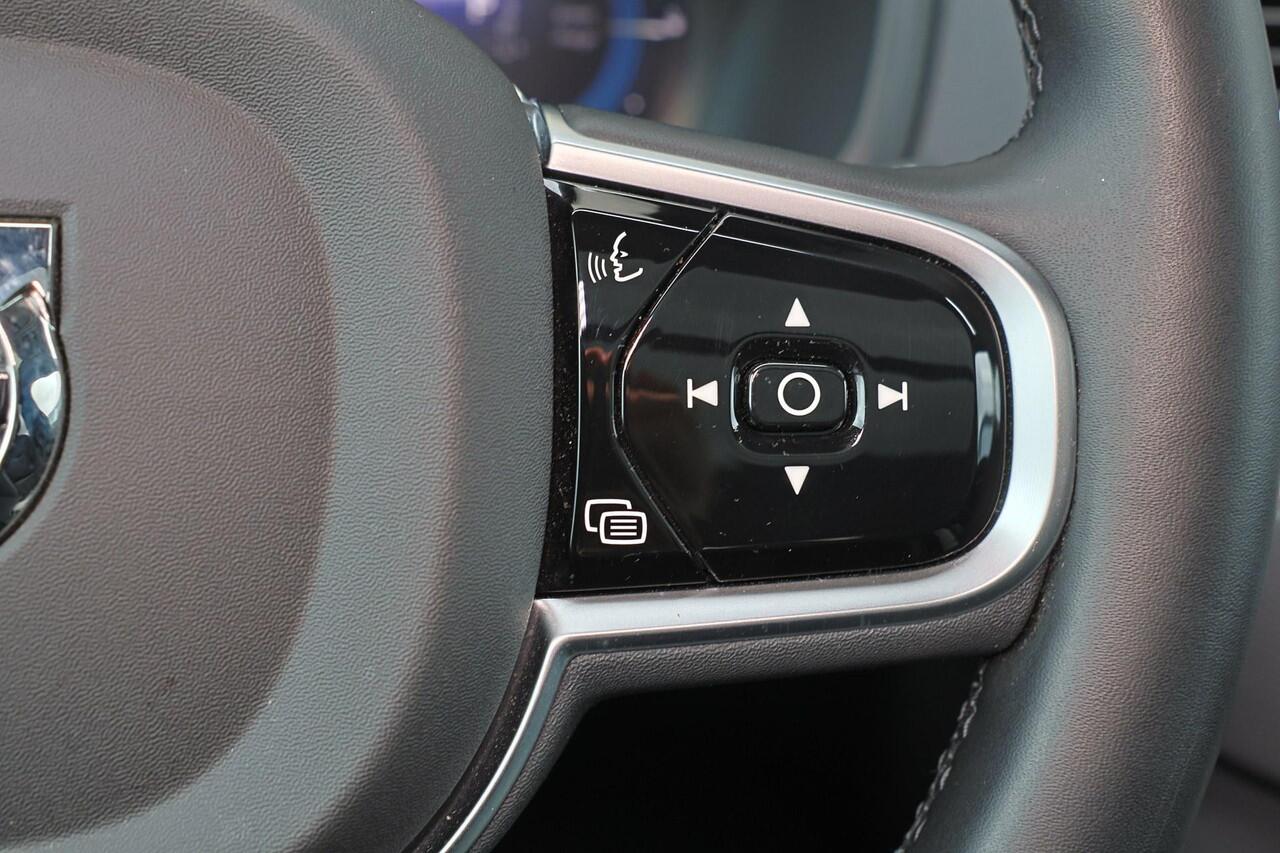 Volvo XC90 T8 Recharge AWD Ultra Bright - Panorama/schuifdak - IntelliSafe Assist & Surround - 360º Camera - Harman/Kardon audio - Adaptieve LED koplampen - Verwarmde voorstoelen, stuur & achterbank - Parkeersensoren voor & achter - Elektr. bedienb. voorstoelen met 