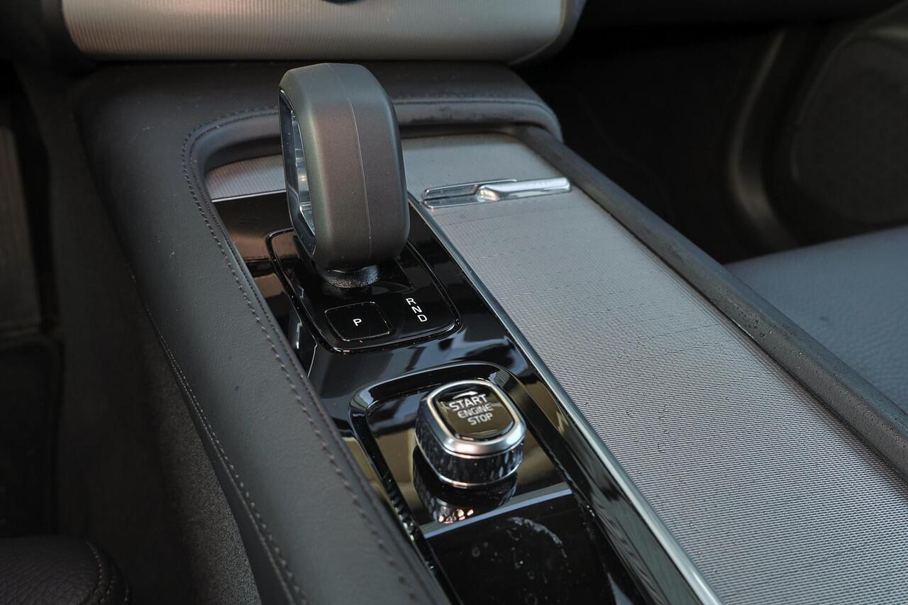 Volvo XC90 T8 Recharge AWD Plus Dark - IntelliSafe Assist & Surround - Adaptieve LED koplampen - Parkeercamera achter - Verwarmde voorstoelen, stuur & achterbank - Parkeersensoren voor & achter - Elektr. bedienb. voorstoelen met geheugen - Draadloze tel. lader - Ext