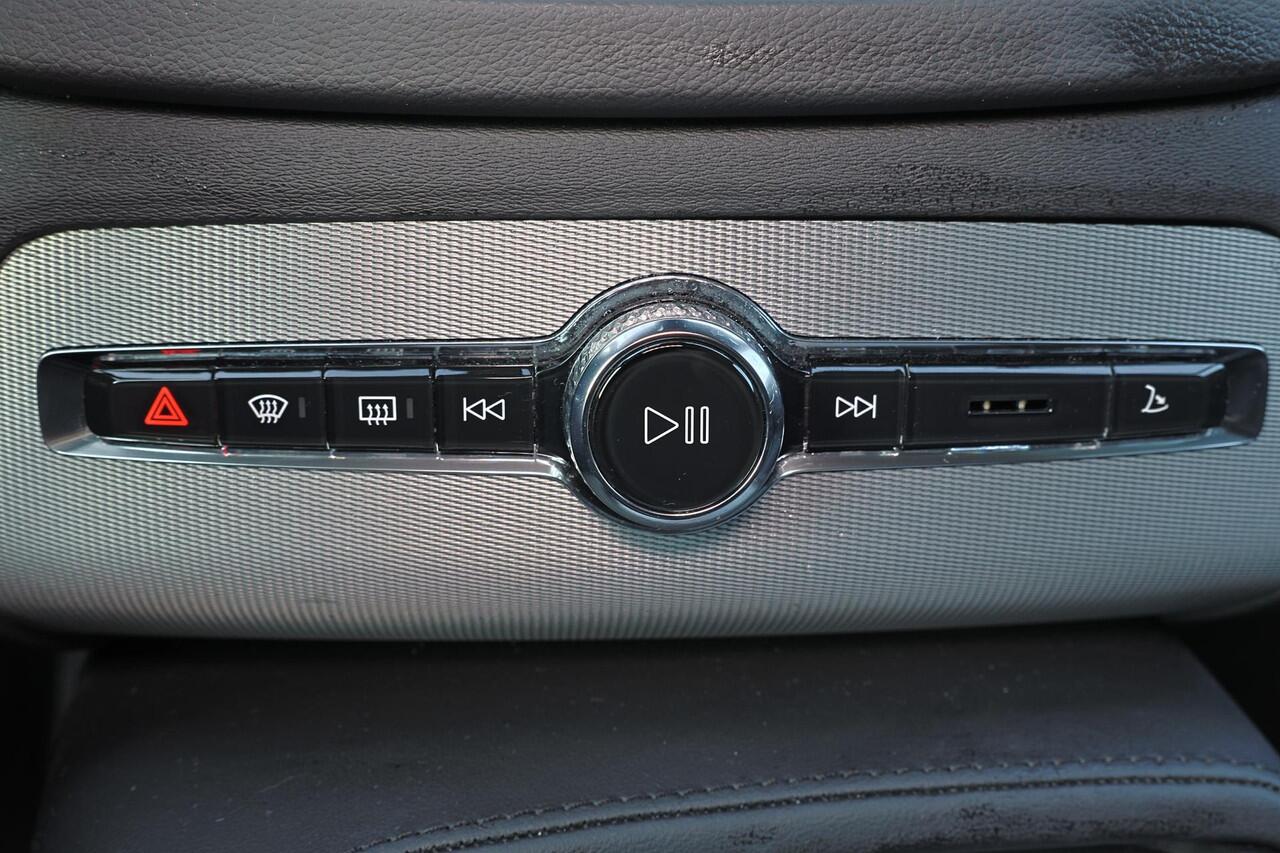 Volvo XC90 T8 Recharge AWD Plus Dark - IntelliSafe Assist & Surround - Adaptieve LED koplampen - Parkeercamera achter - Verwarmde voorstoelen, stuur & achterbank - Parkeersensoren voor & achter - Elektr. bedienb. voorstoelen met geheugen - Draadloze tel. lader - Ext