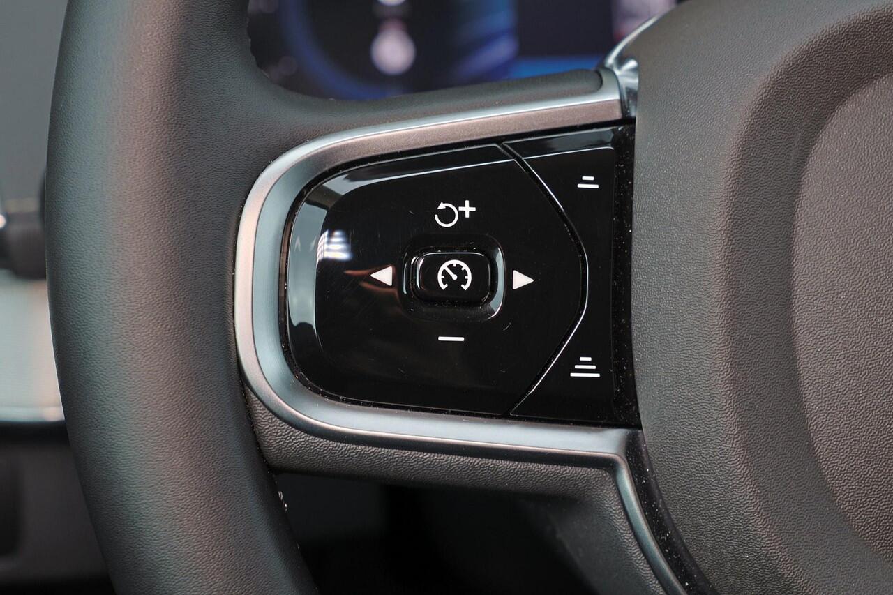 Volvo XC90 T8 Recharge AWD Plus Dark - IntelliSafe Assist & Surround - Harman/Kardon audio - Adaptieve LED koplampen - Parkeercamera achter - Verwarmde voorstoelen, stuur & achterbank - Parkeersensoren voor & achter - Elektr. bedienb. voorstoelen met geheugen - Draa