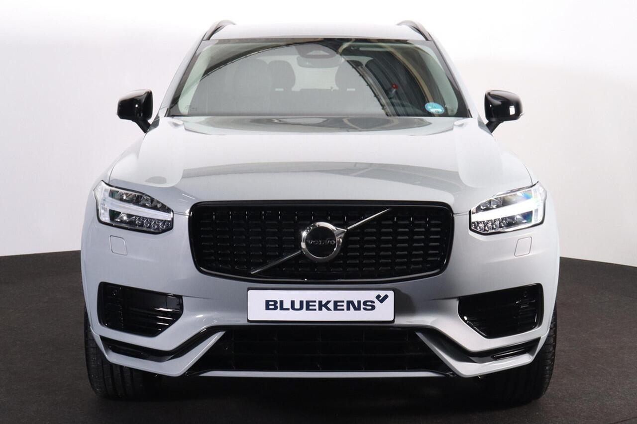 Volvo XC90 T8 Recharge AWD Plus Dark - IntelliSafe Assist & Surround - Harman/Kardon audio - Adaptieve LED koplampen - Parkeercamera achter - Verwarmde voorstoelen, stuur & achterbank - Parkeersensoren voor & achter - Elektr. bedienb. voorstoelen met geheugen - Draa