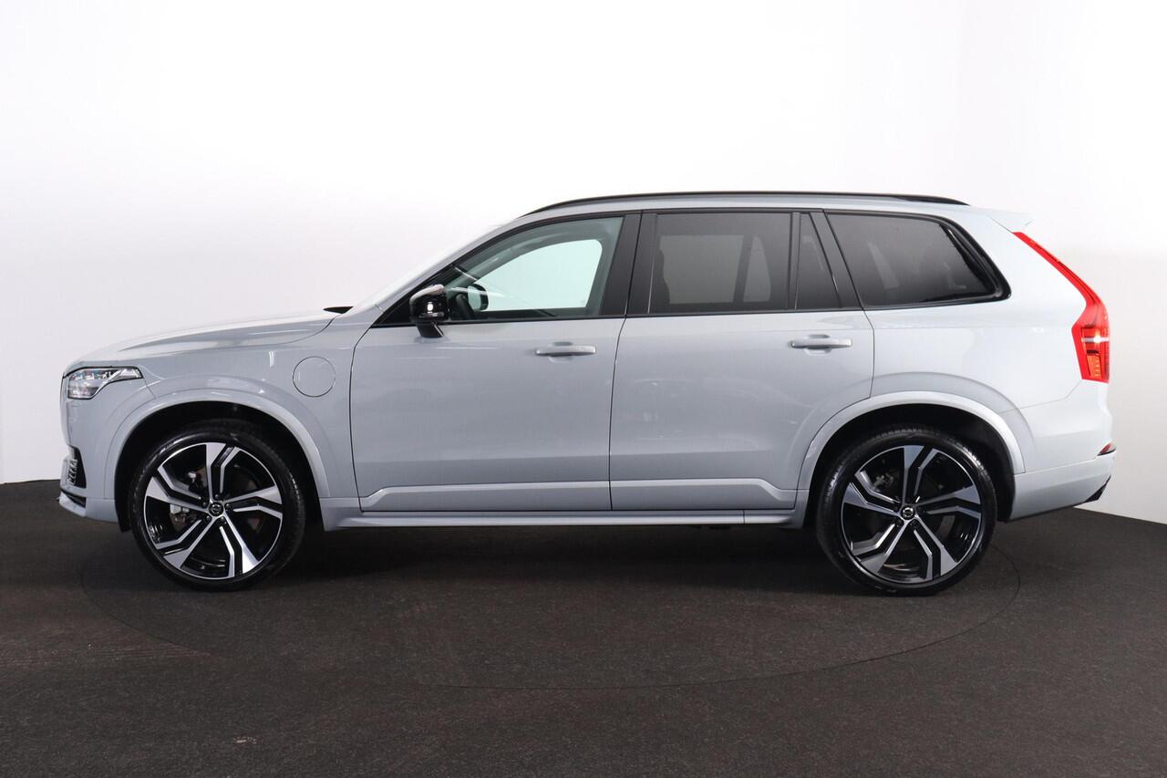 Volvo XC90 T8 Recharge AWD Plus Dark - IntelliSafe Assist & Surround - Harman/Kardon audio - Adaptieve LED koplampen - Parkeercamera achter - Verwarmde voorstoelen, stuur & achterbank - Parkeersensoren voor & achter - Elektr. bedienb. voorstoelen met geheugen - Draa