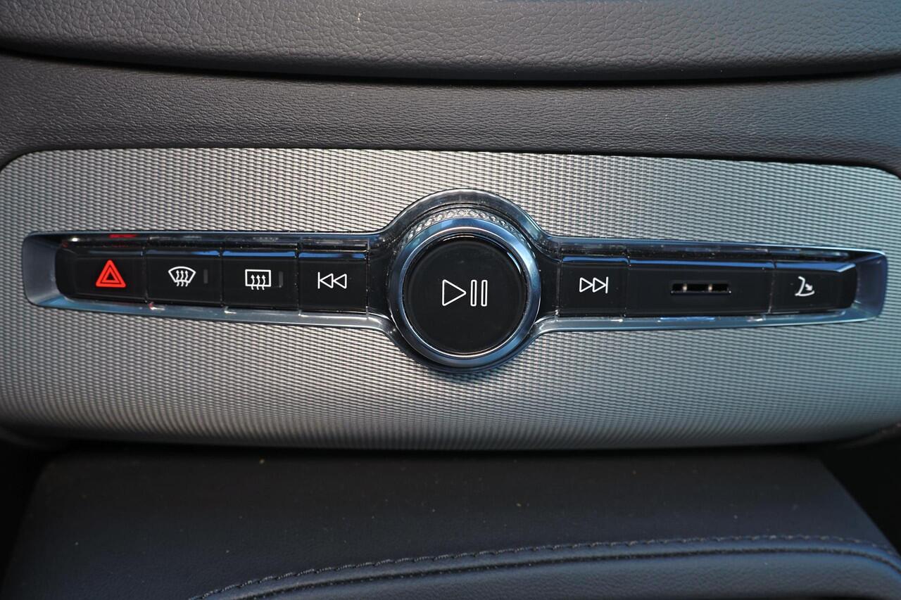 Volvo XC90 T8 Recharge AWD Ultimate Bright - Luchtvering - Panorama/schuifdak - IntelliSafe Assist & Surround - 360º Camera - Bowers & Wilkins audio - Adaptieve LED koplampen - Verwarmde voorstoelen, stuur & achterbank - Parkeersensoren voor & achter - Elektr. bedie