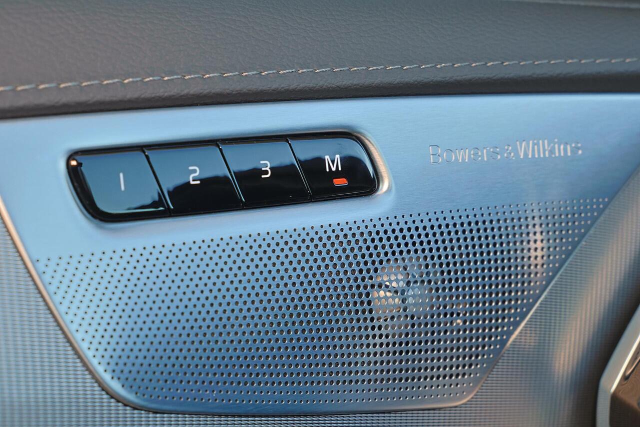 Volvo XC90 T8 Recharge AWD Ultimate Bright - Luchtvering - Panorama/schuifdak - IntelliSafe Assist & Surround - 360º Camera - Bowers & Wilkins audio - Adaptieve LED koplampen - Verwarmde voorstoelen, stuur & achterbank - Parkeersensoren voor & achter - Elektr. bedie