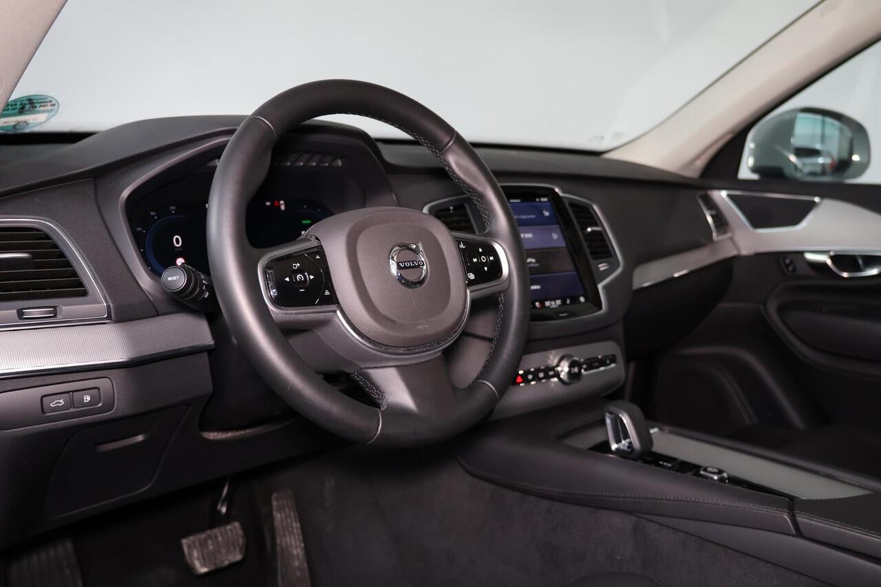 Volvo XC90 T8 Recharge AWD Core Bright - IntelliSafe Assist & Surround - Verwarmde voorstoelen, stuur & achterbank - Parkeersensoren voor & achter - Draadloze tel. lader - High Performance audio- Extra getint glas - 19' LMV