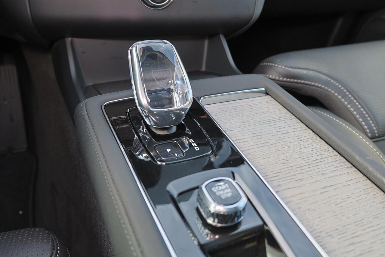 Volvo XC90 T8 Recharge AWD Ultra Dark - Luchtvering - Panorama/schuifdak - IntelliSafe Assist & Surround - 360º Camera - Bowers & Wilkins audio - Verwarmde voorstoelen, stuur & achterbank - Parkeersensoren voor & achter - Elektr. bedienb. voorstoelen met geheugen - 