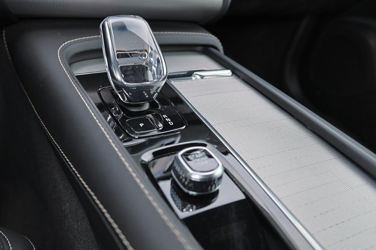 Volvo XC90 T8 Recharge AWD Plus Bright - Luchtvering - Panorama/schuifdak - IntelliSafe Assist & Surround - 360º Camera - Bowers & Wilkins audio - Adaptieve LED koplampen - Verwarmde voorstoelen, stuur & achterbank - Parkeersensoren voor & achter - Elektr. bedienb. 