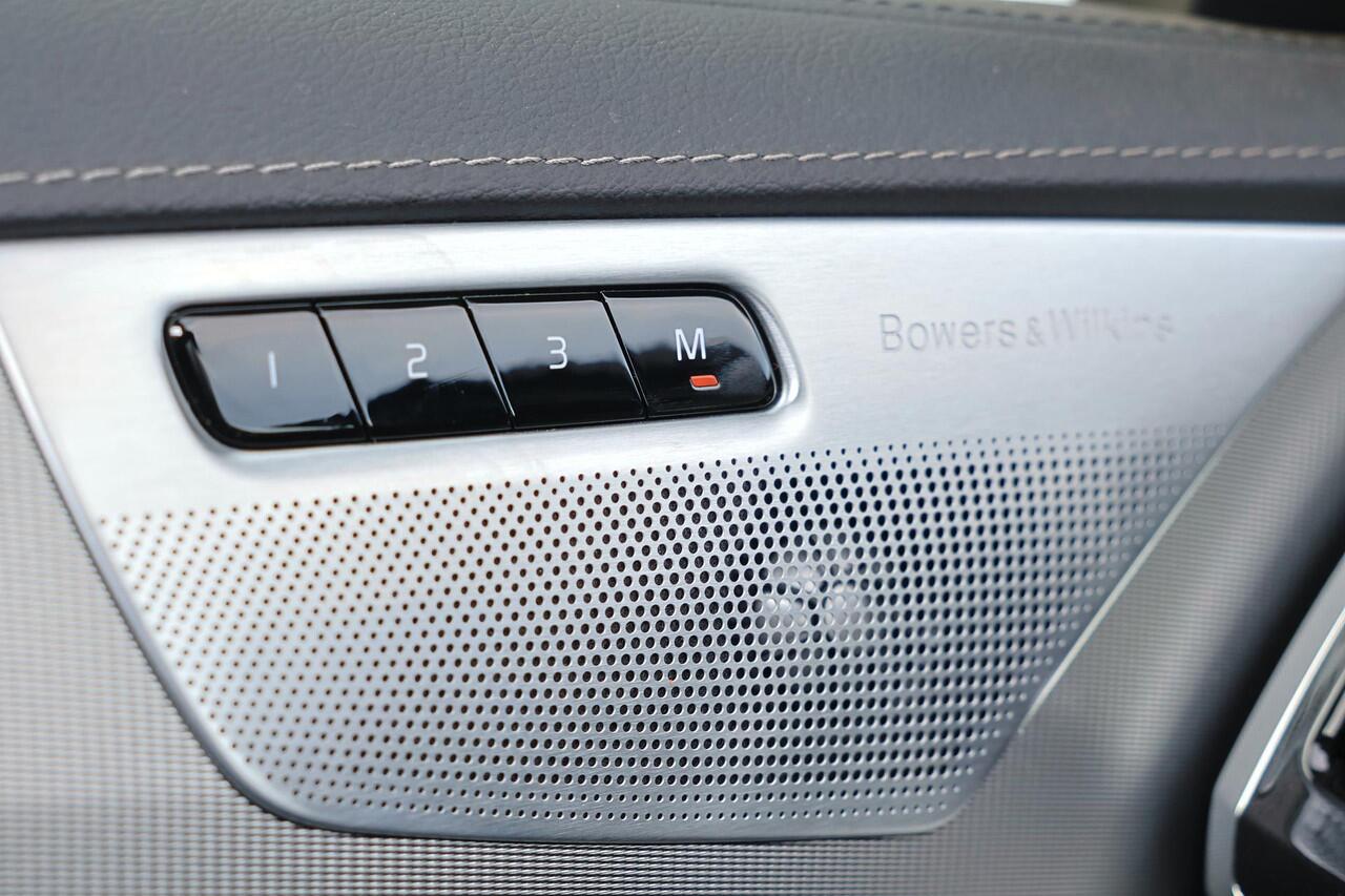 Volvo XC90 T8 Recharge AWD Plus Bright - Luchtvering - Panorama/schuifdak - IntelliSafe Assist & Surround - 360º Camera - Bowers & Wilkins audio - Adaptieve LED koplampen - Verwarmde voorstoelen, stuur & achterbank - Parkeersensoren voor & achter - Elektr. bedienb. 