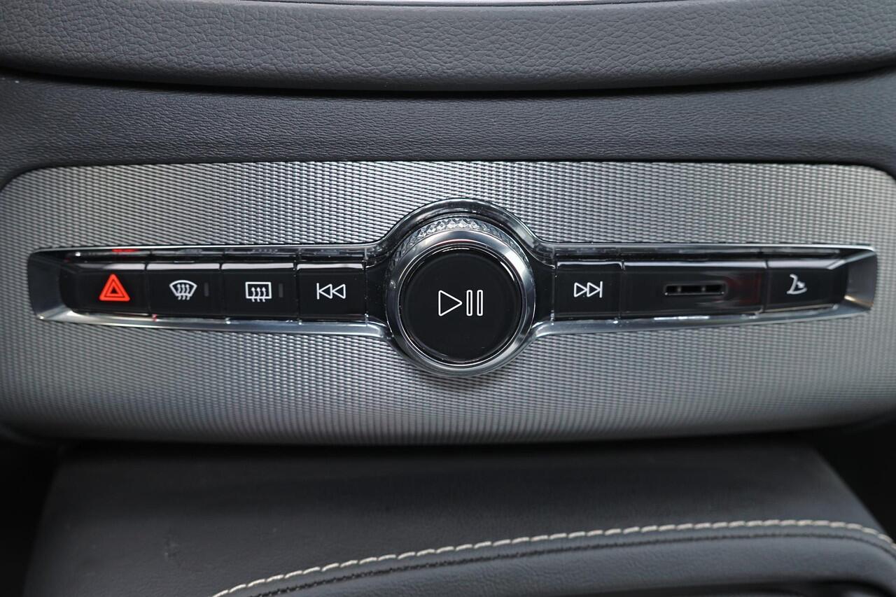 Volvo XC90 T8 Recharge AWD Plus Bright - Luchtvering - Panorama/schuifdak - IntelliSafe Assist & Surround - 360º Camera - Bowers & Wilkins audio - Adaptieve LED koplampen - Verwarmde voorstoelen, stuur & achterbank - Parkeersensoren voor & achter - Elektr. bedienb. 