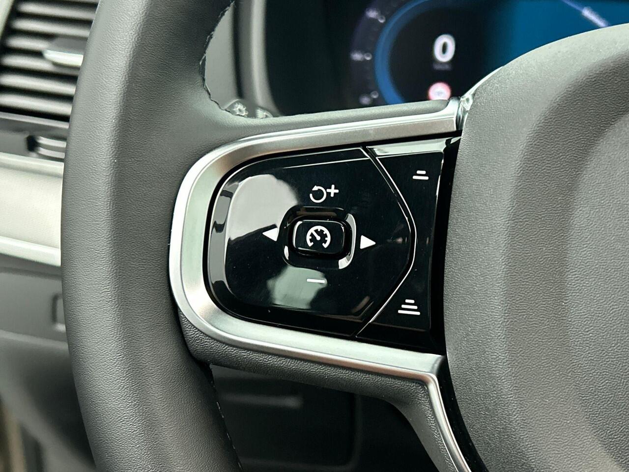 Volvo XC90 T8 Recharge AWD Ultimate Dark - Luchtvering - Panorama/schuifdak - IntelliSafe Assist & Surround - 360º Camera - Bowers & Wilkins audio - Adaptieve LED koplampen - Verwarmde voorstoelen, stuur & achterbank - Parkeersensoren voor & achter - Elektr. bedienb