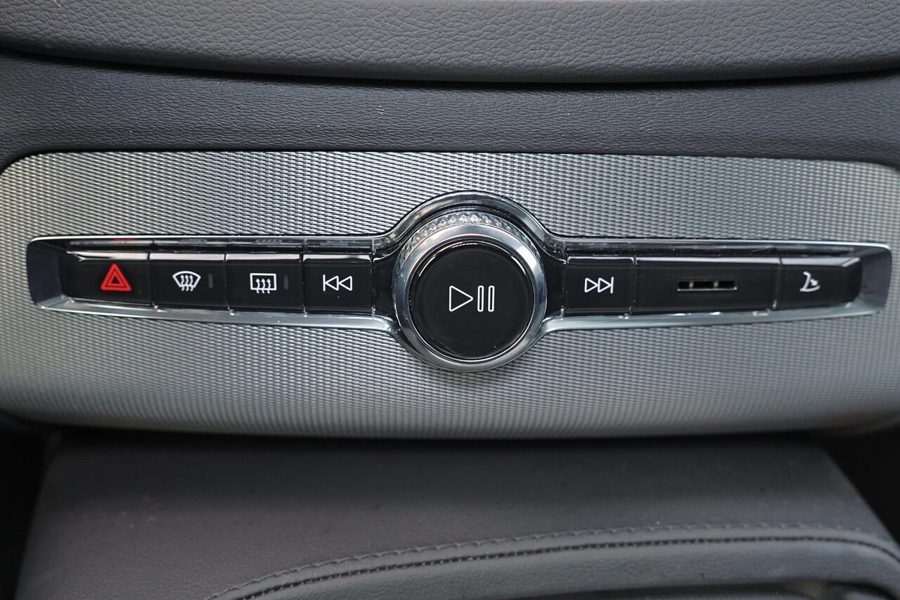 Volvo XC90 T8 Recharge AWD Plus Bright - Panorama/schuifdak - IntelliSafe Assist & Surround - 360º Camera - Harman/Kardon audio - Adaptieve LED koplampen - Verwarmde voorstoelen, stuur & achterbank - Parkeersensoren voor & achter - Elektr. bedienb. voorstoelen met g