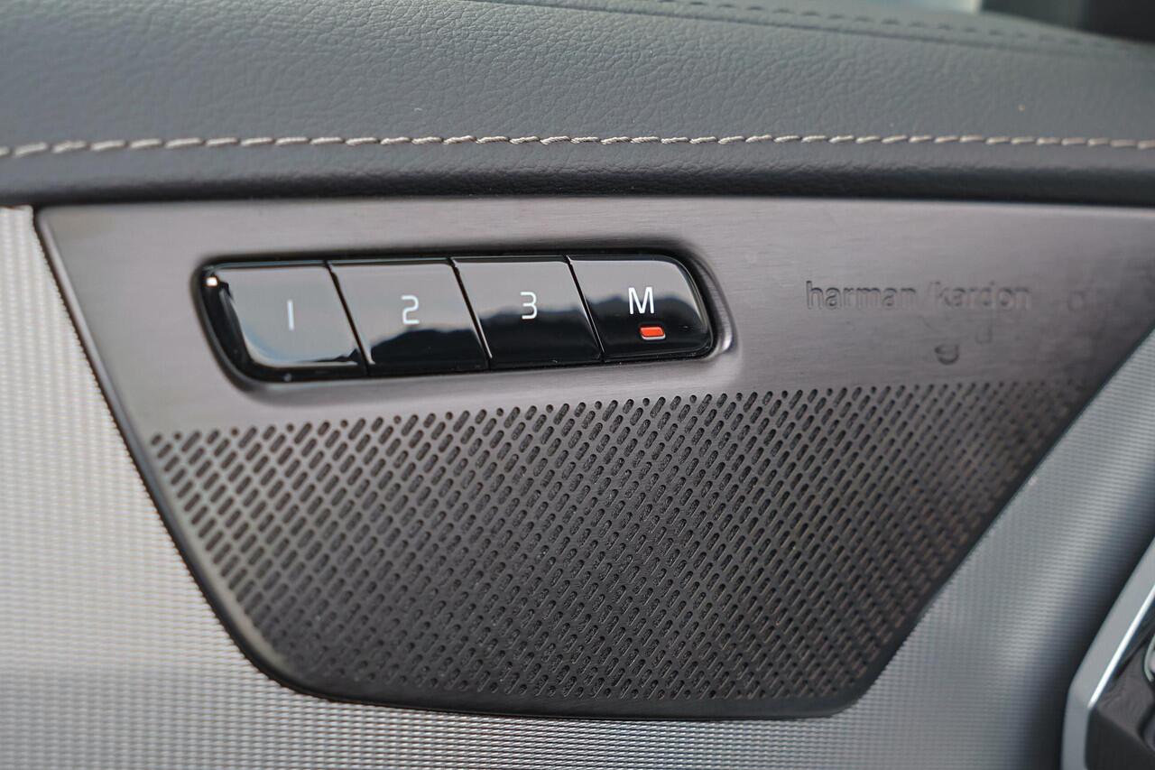 Volvo XC90 T8 Recharge AWD Plus Bright - Panorama/schuifdak - IntelliSafe Assist & Surround - 360º Camera - Harman/Kardon audio - Adaptieve LED koplampen - Verwarmde voorstoelen, stuur & achterbank - Parkeersensoren voor & achter - Elektr. bedienb. voorstoelen met g