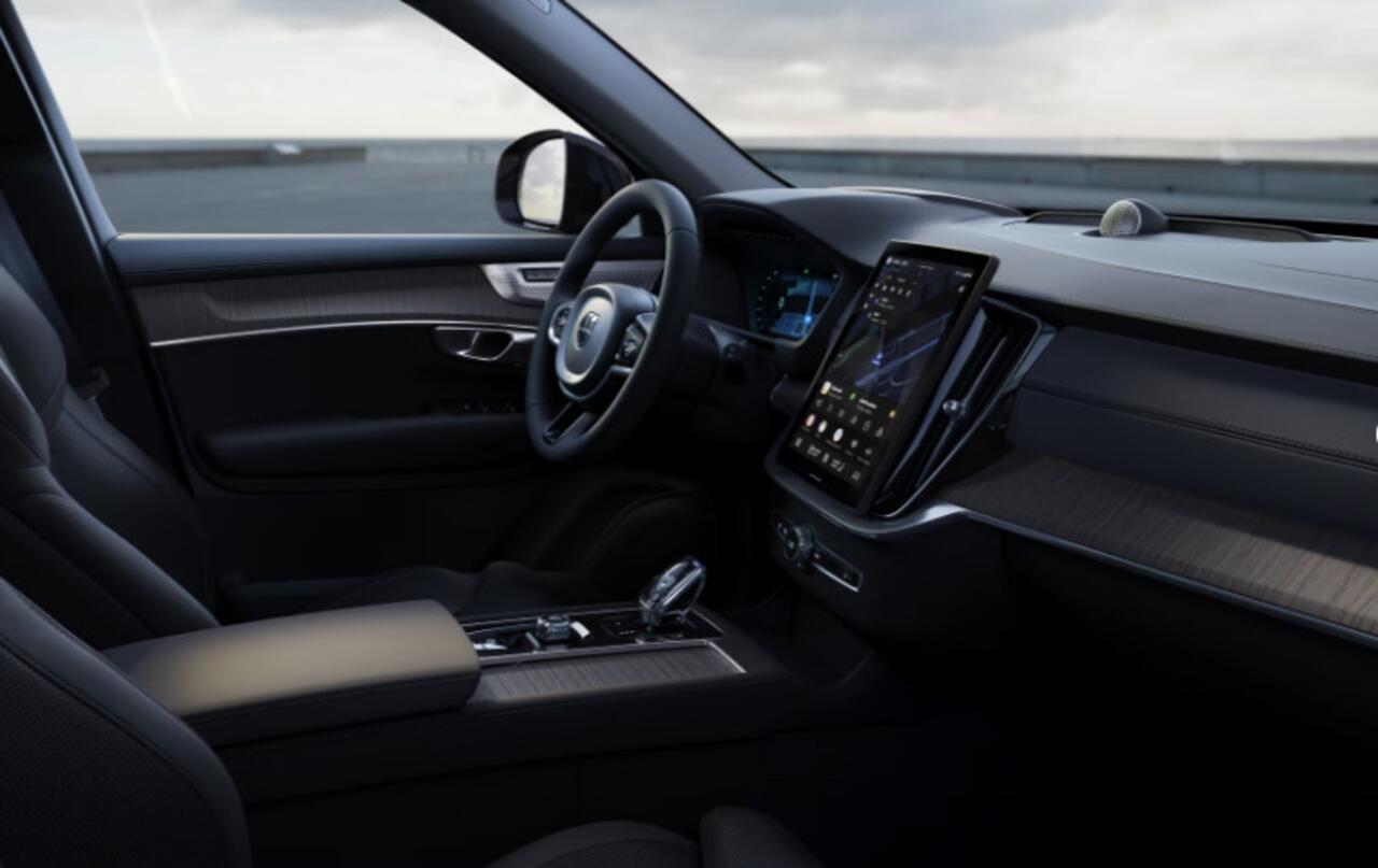 Volvo XC90 2.0 T8 Plug-in hybrid AWD Ultra Dark Luchtvering / Bowers & Wilkins / Stoelventilatie / Stoelmassage / Panoramadak / Gelamineerde ruiten rondom / Apple carplay / Adaptive cruise control / 22" lichtmetalen velgen /