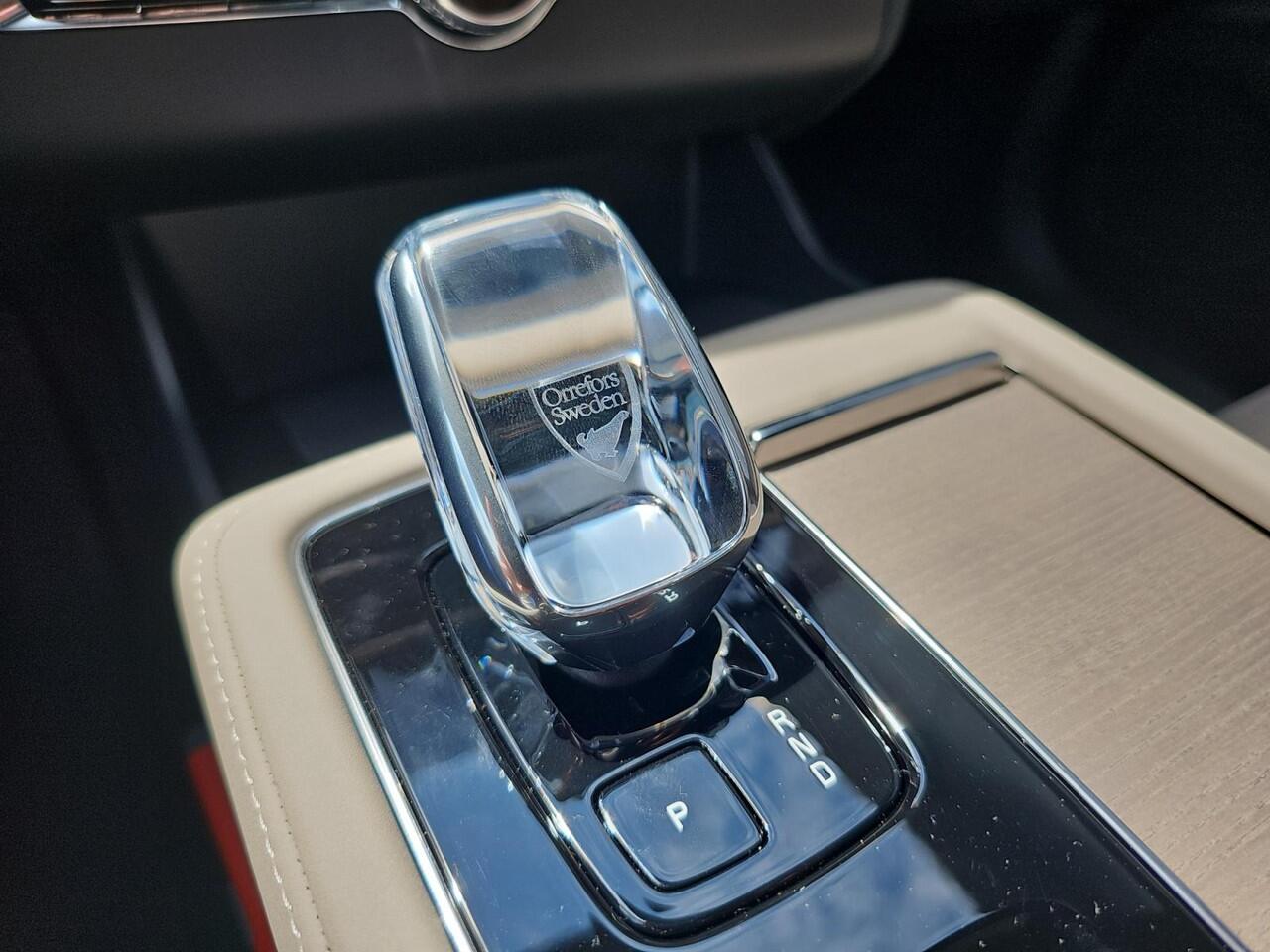 Volvo XC90 2.0 T8 Plug-in hybrid AWD Ultra Dark | Mulberry Red | Luchtvering | Bowers & Wilkins Audio | Massagefunctie voorstoelen |