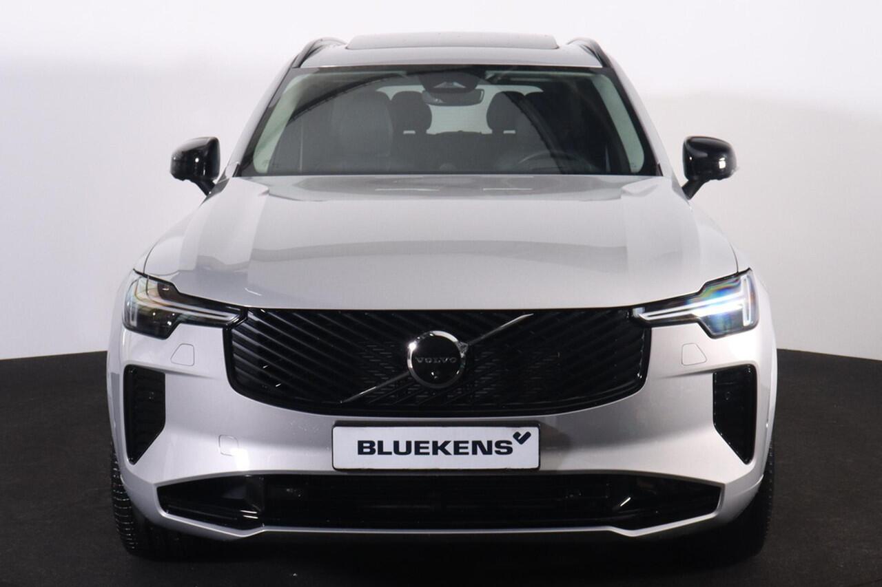 Volvo XC90 T8 Recharge AWD Ultra Dark - Luchtvering - Panorama/schuifdak - IntelliSafe Assist & Surround - 360º Camera - Verwarmde voorstoelen, stuur & achterbank - Parkeersensoren voor & achter - Elektr. bedienb. voorstoelen met geheugen - Head up display - Draadlo