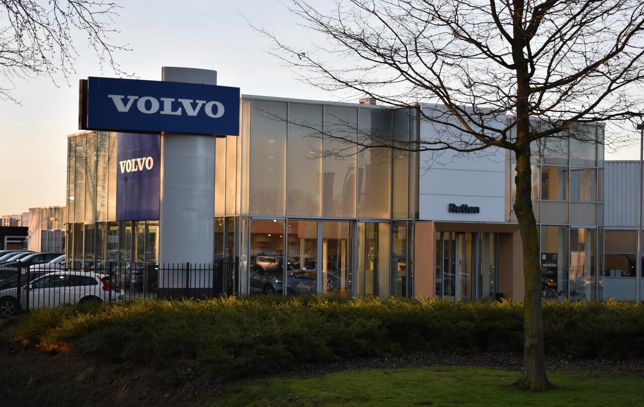 Volvo XC90 T8 455PK Automaat Plug-in hybrid AWD Ultra Bright Luchtvering / Trekhaak / Panoramadak / Google services / Elektrisch bedienbare voorstoelen met geheugen / Stoelverwarming voor en achter