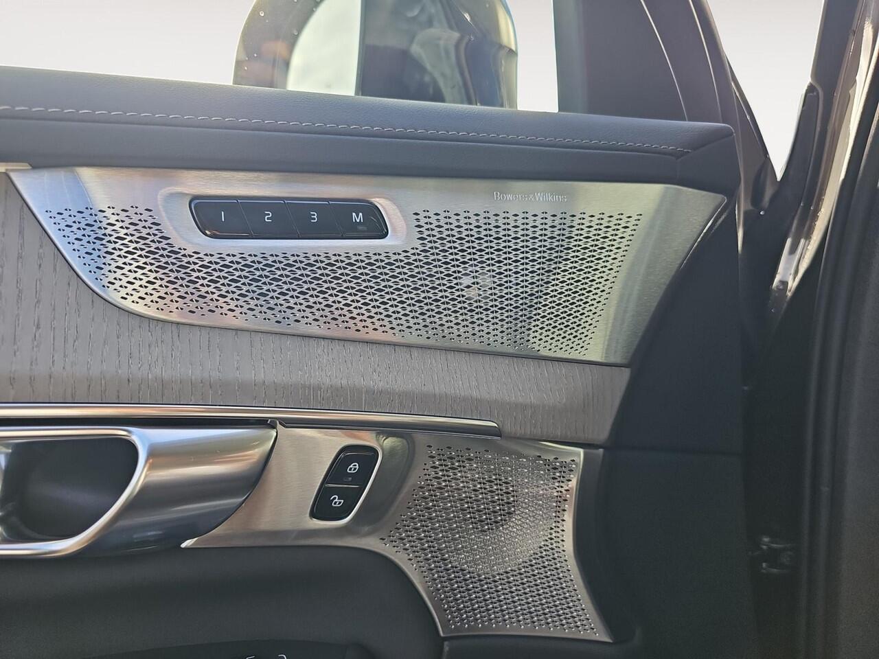 Volvo XC90 2.0 T8 Plug-in hybrid AWD Ultra Dark | Luchtvering | Bowers & Wilkins Audio | Stoelventilatie | Gelaagde zijruiten |