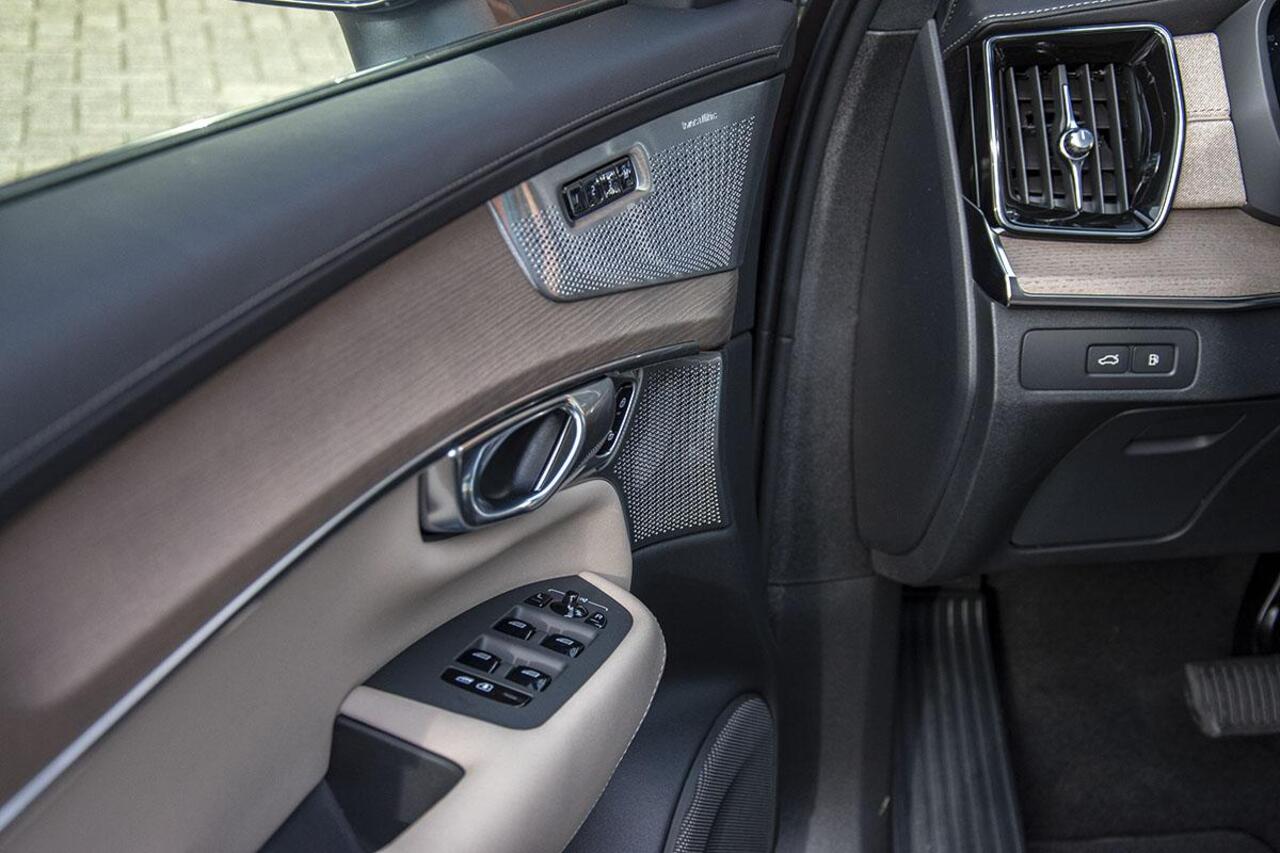 Volvo XC90 2.0 T8 PLUG-IN HYBRID AWD ULTRA DARK