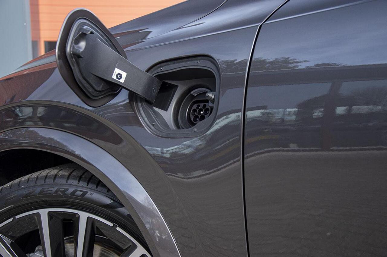 Volvo XC90 2.0 T8 PLUG-IN HYBRID AWD ULTRA DARK