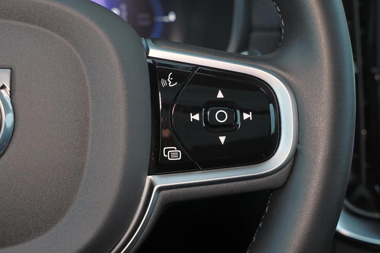 Volvo XC90 T8 Recharge AWD Ultra Dark - Luchtvering - Panorama/schuifdak - IntelliSafe Assist & Surround - 360º Camera - Bowers & Wilkins audio - Verwarmde voorstoelen, stuur & achterbank - Parkeersensoren voor & achter - Elektr. bedienb. voorstoelen met geheugen - 