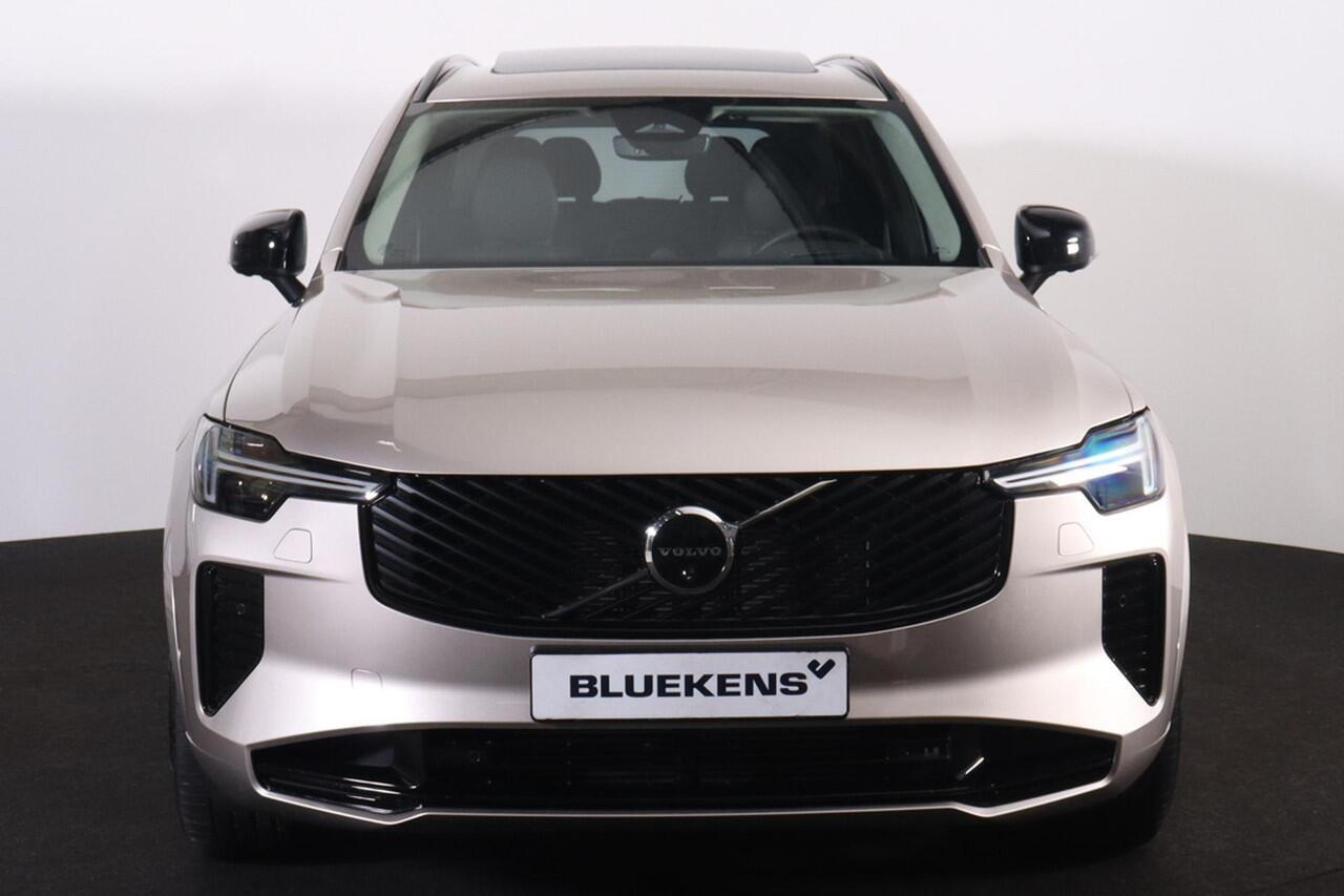 Volvo XC90 T8 Recharge AWD Ultra Dark - Luchtvering - Panorama/schuifdak - IntelliSafe Assist & Surround - 360º Camera - Bowers & Wilkins audio - Verwarmde voorstoelen, stuur & achterbank - Parkeersensoren voor & achter - Elektr. bedienb. voorstoelen met geheugen - 