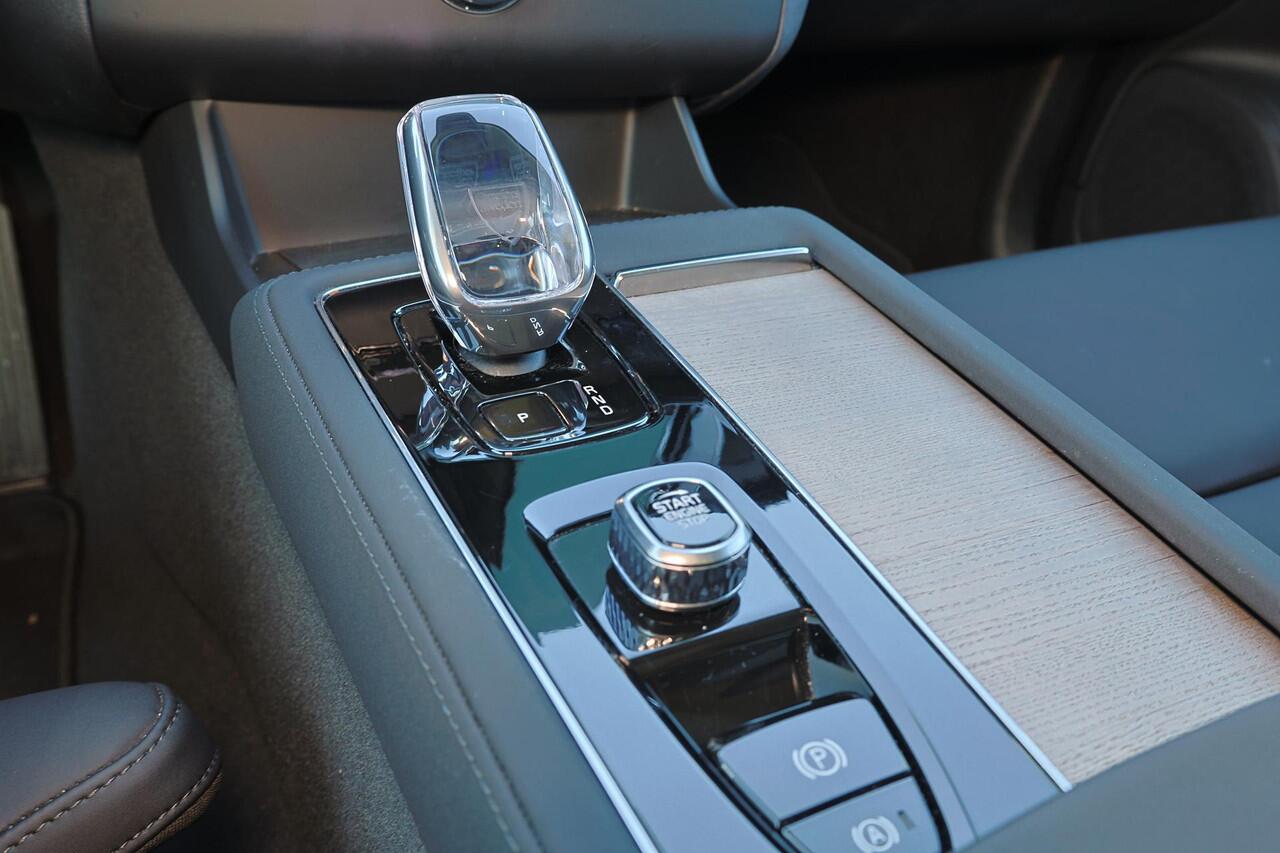 Volvo XC90 T8 Recharge AWD Plus Bright - Panorama/schuifdak - IntelliSafe Assist & Surround - 360º Camera - Harman/Kardon audio - Adaptieve LED koplampen - Verwarmde voorstoelen, stuur & achterbank - Parkeersensoren voor & achter - Elektr. bedienb. voorstoelen met g