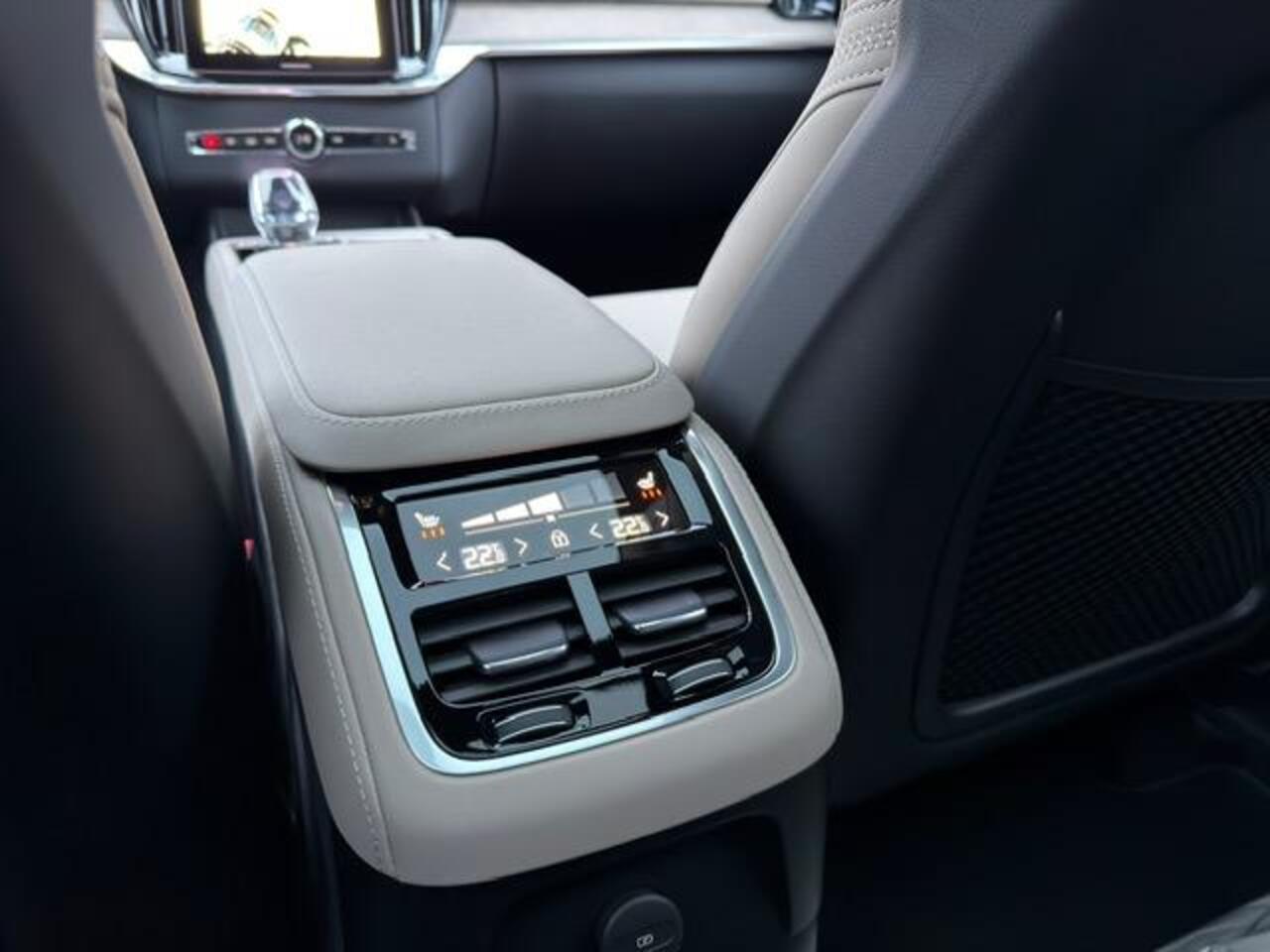 Volvo XC90 2.0 T8 Plug-in hybrid AWD Ultra Dark | Keyless Entry | Schuif-/Kanteldak | Luchtvering | Elek. Verst. Voorstoelen | 360 Camera | Head-up Display | Harman Kardon Audio