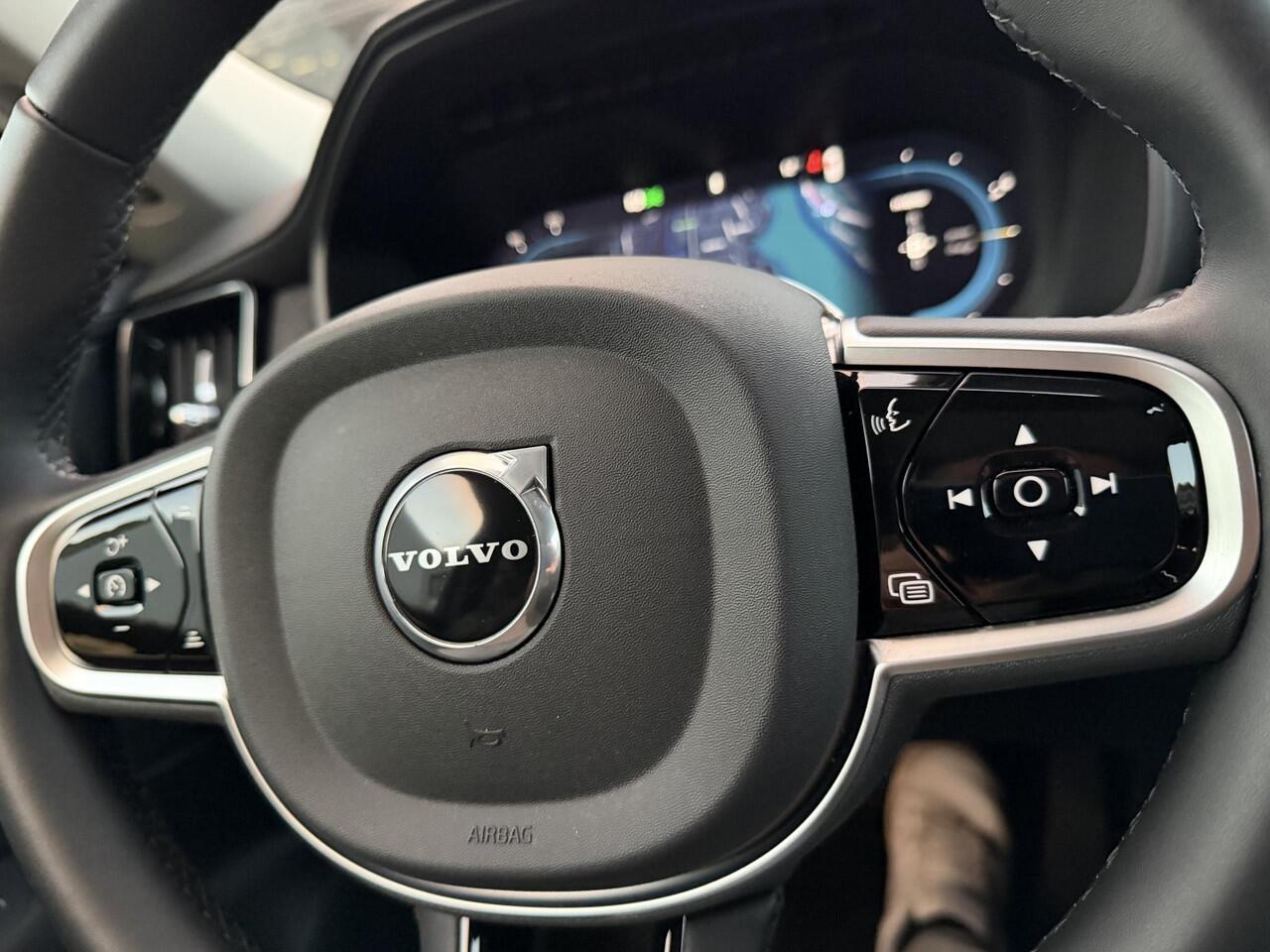 Volvo XC90 2.0 T8 Plug-in hybrid AWD Plus Dark Luchtvering l Trekhaak l Pano