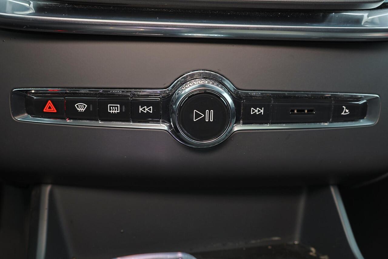 Volvo XC90 T8 Recharge AWD Ultra Dark - Luchtvering - Panorama/schuifdak - IntelliSafe Assist & Surround - 360º Camera - B&W Audio - Verwarmde voorstoelen, stuur & achterbank - Parkeersensoren voor & achter - Elektr. bedienb. voorstoelen met geheugen - Head up displ