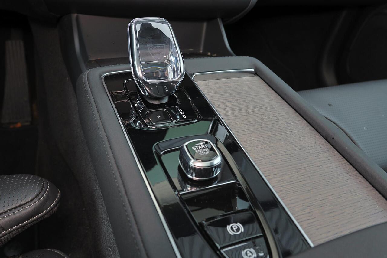 Volvo XC90 T8 Recharge AWD Ultra Dark - Luchtvering - Panorama/schuifdak - IntelliSafe Assist & Surround - 360º Camera - B&W Audio - Verwarmde voorstoelen, stuur & achterbank - Parkeersensoren voor & achter - Elektr. bedienb. voorstoelen met geheugen - Head up displ