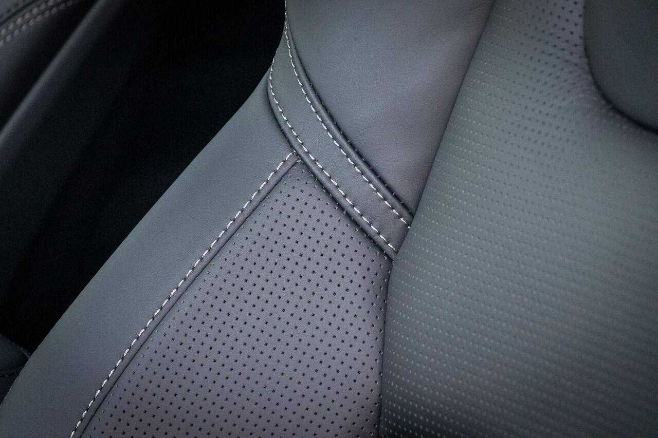 Volvo XC90 T8 Plug-in hybrid AWD Ultra Dark | Bowers & Wilkins Premium Audio | Luchtvering | 360 Camera | Head-Up | Massage + ventilatie | Extra Getint Glas | Trekhaak inklapbaar |