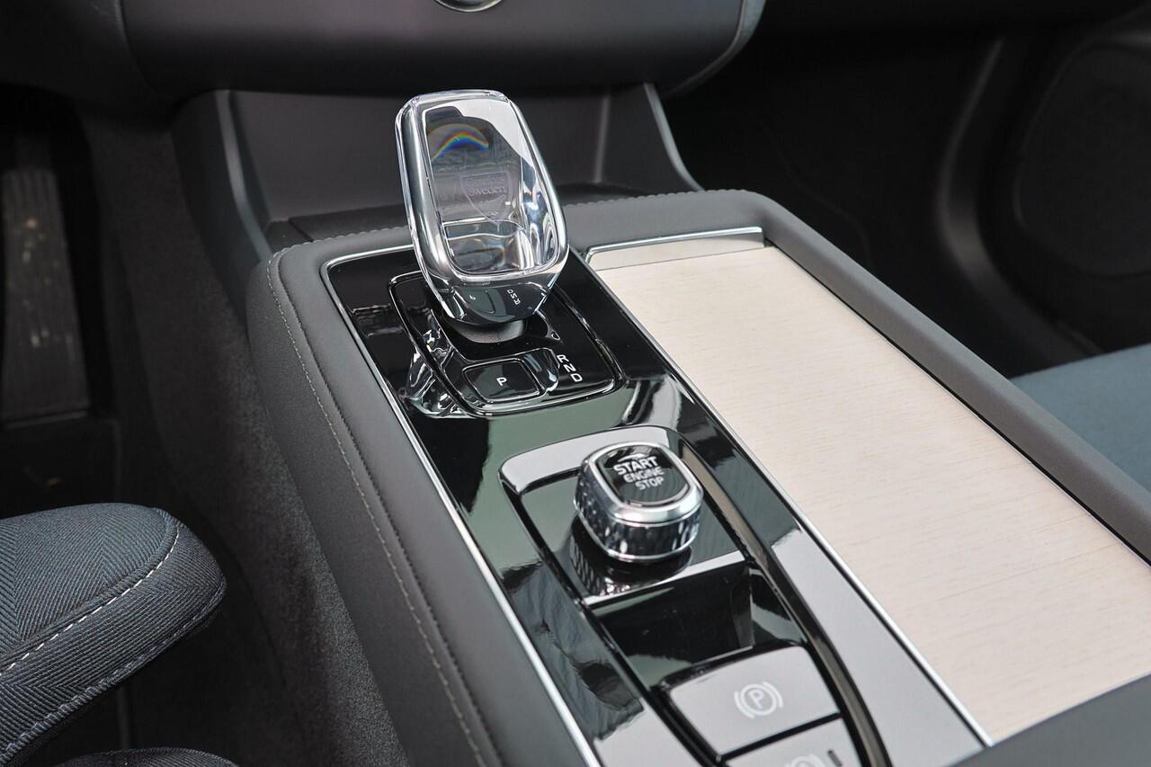 Volvo XC90 T8 Recharge AWD Ultra Dark - Luchtvering - Panorama/schuifdak - IntelliSafe Assist & Surround - 360º Camera - Bowers & Wilkins audio - Verwarmde voorstoelen, stuur & achterbank - Parkeersensoren voor & achter - Elektr. bedienb. voorstoelen met geheugen - 