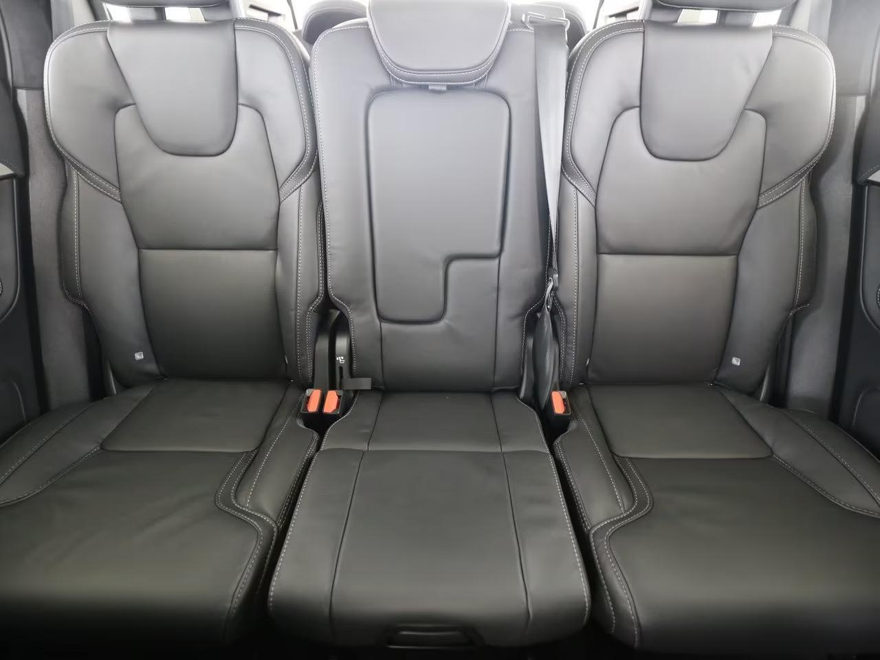 Volvo XC90 2.0 T8 Plug-in hybrid AWD Plus Dark Facelift . Nu met ¤ 24.075 korting