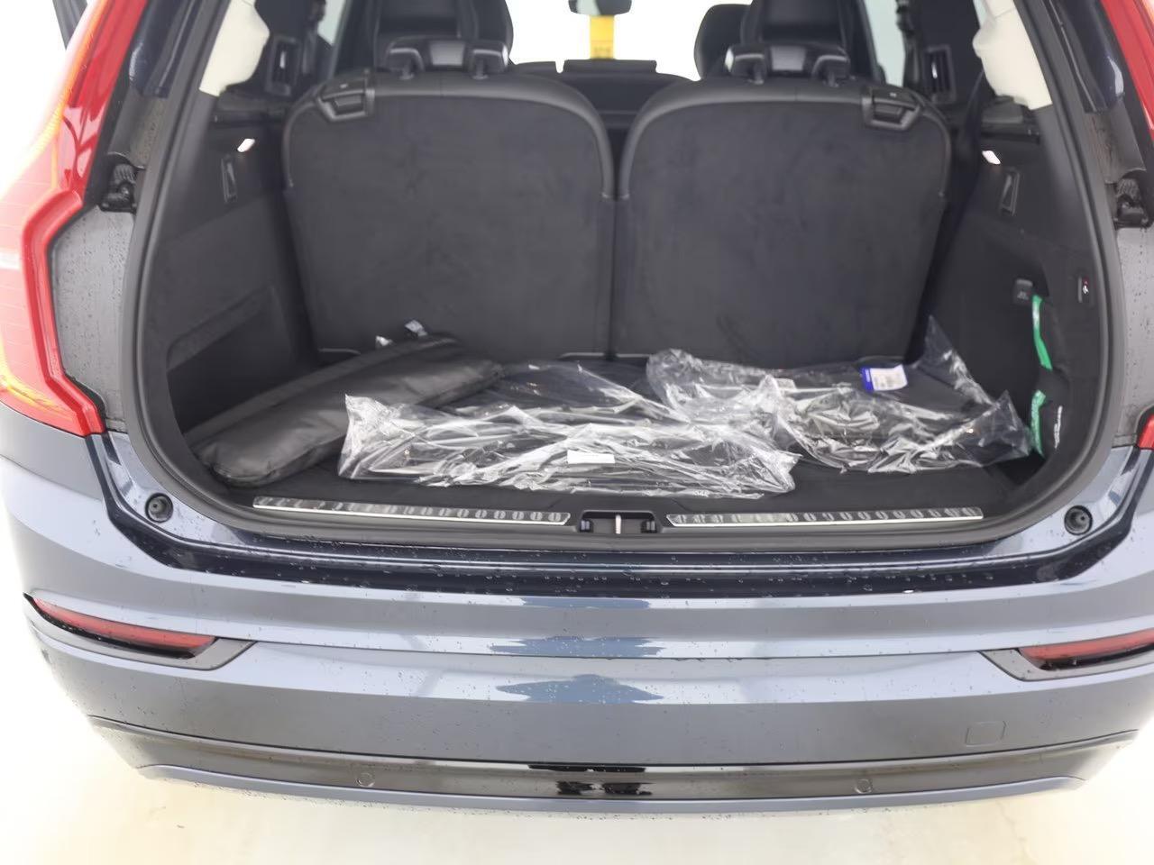 Volvo XC90 2.0 T8 Plug-in hybrid AWD Plus Dark Facelift . Nu met ¤ 24.075 korting