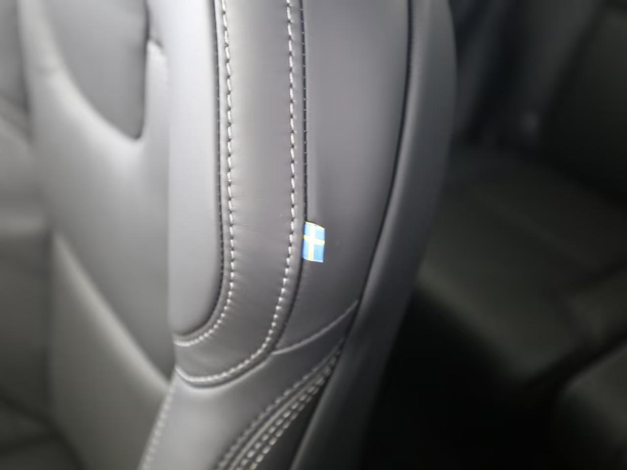 Volvo XC90 2.0 T8 Plug-in hybrid AWD Plus Dark Facelift . Nu met ¤ 24.075 korting