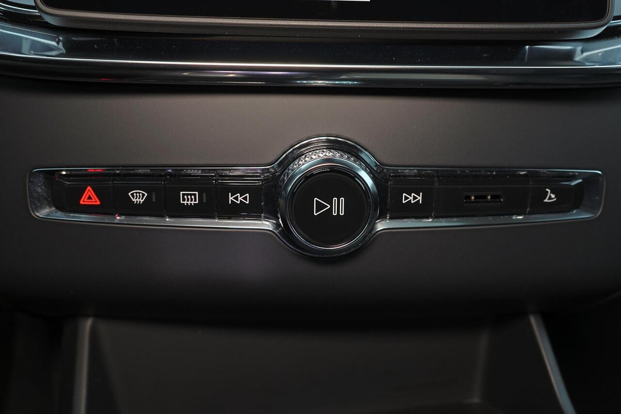 Volvo XC90 T8 Recharge AWD Ultra Dark - Luchtvering - Panorama/schuifdak - IntelliSafe Assist & Surround - 360º Camera - Bowers & Wilkins audio - Verwarmde voorstoelen, stuur & achterbank - Parkeersensoren voor & achter - Elektr. bedienb. voorstoelen met geheugen - 